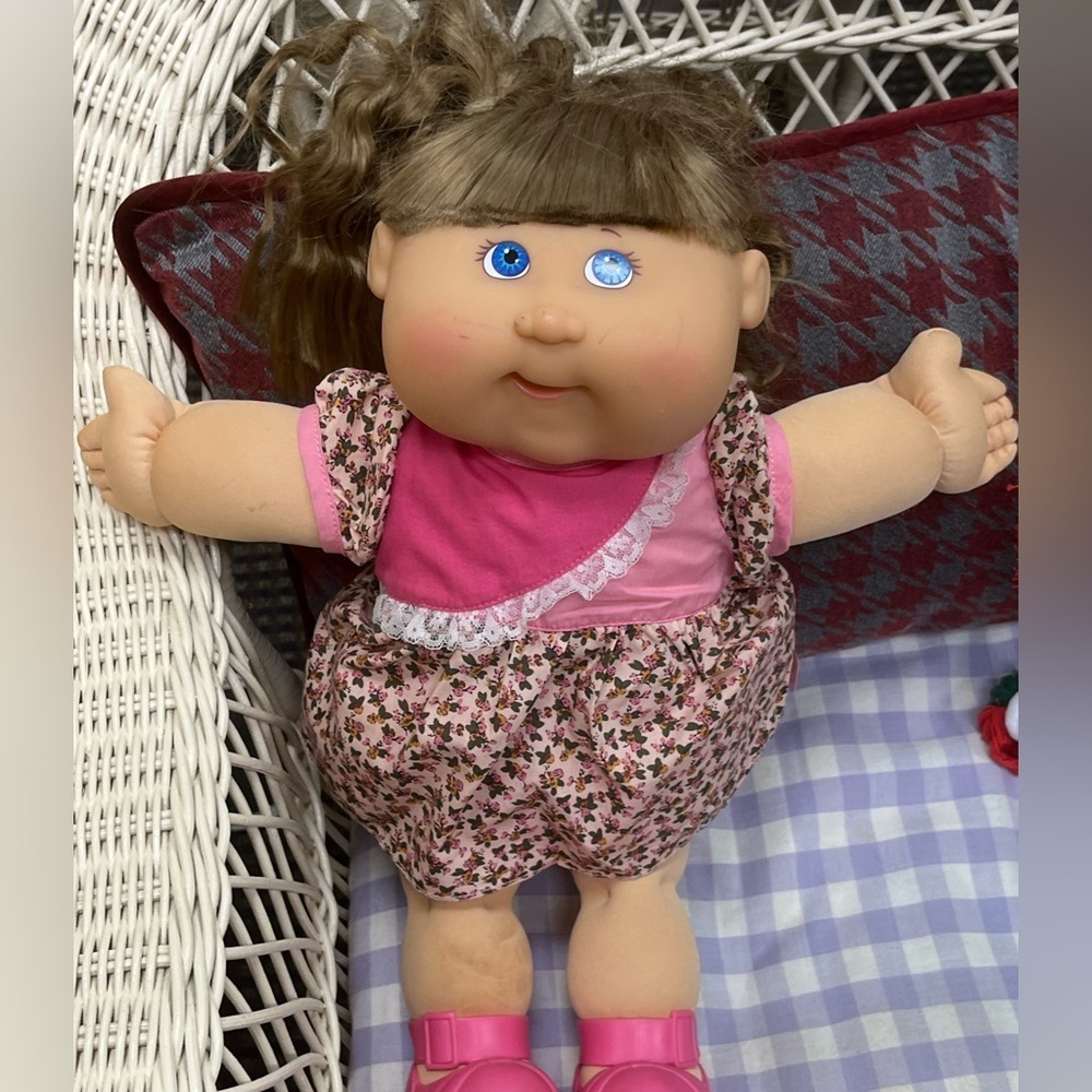 2005 Cabbage Patch Kids Play Along pink dress cornsilk brown hair blue eyes